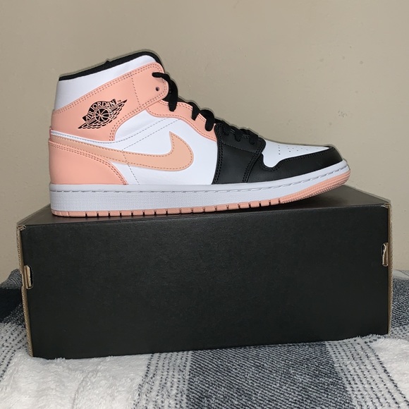 Air Jordan 1 Mid Sneakers Size: 8.5M *New in Box* - Picture 7 of 10